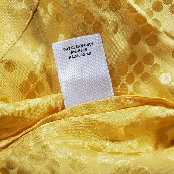 ๐๏ธ Halogen Silk Ruffle Front Sleeveless Top - Picture 6 of 8